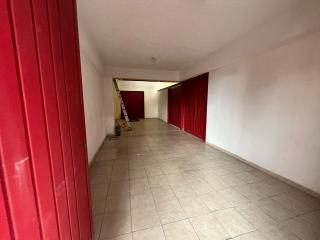 Amplia Bodega/Almacén de 705.00 m² (o 725.00 m² aprox.) con Altura de 3-5m y Áreas Comunes
