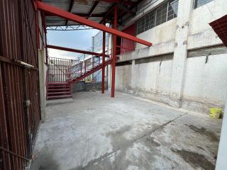 Amplia Bodega/Almacén de 705.00 m² (o 725.00 m² aprox.) con Altura de 3-5m y Áreas Comunes