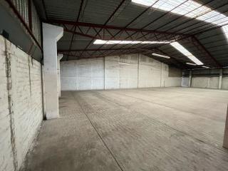 Amplia Bodega/Almacén de 705.00 m² (o 725.00 m² aprox.) con Altura de 3-5m y Áreas Comunes