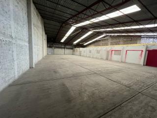 Amplia Bodega/Almacén de 705.00 m² (o 725.00 m² aprox.) con Altura de 3-5m y Áreas Comunes