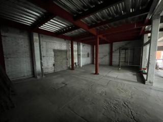 Amplia Bodega/Almacén de 705.00 m² (o 725.00 m² aprox.) con Altura de 3-5m y Áreas Comunes