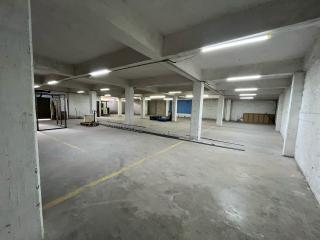 Amplia Bodega/Almacén de 705.00 m² (o 725.00 m² aprox.) con Altura de 3-5m y Áreas Comunes