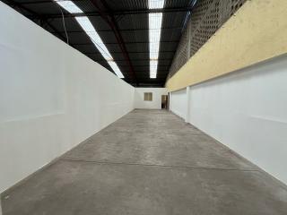 Amplia Bodega/Almacén de 705.00 m² (o 725.00 m² aprox.) con Altura de 3-5m y Áreas Comunes
