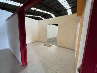 Amplia Bodega/Almacén de 705.00 m² (o 725.00 m² aprox.) con Altura de 3-5m y Áreas Comunes