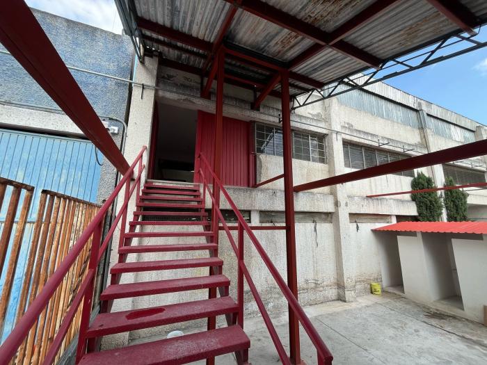 Amplia Bodega/Almacén de 705.00 m² (o 725.00 m² aprox.) con Altura de 3-5m y Áreas Comunes