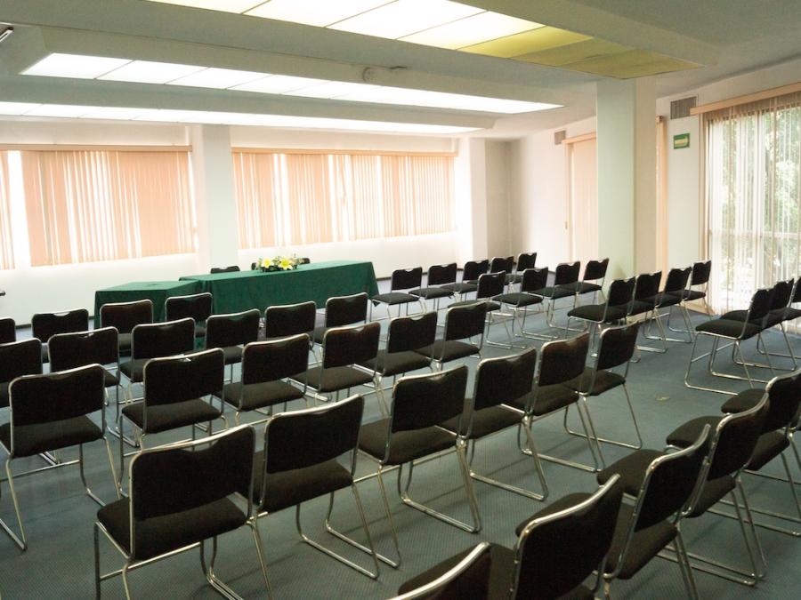 Salas de Juntas Equipadas del Club Alemán - Espacio Profesional y Acogedor