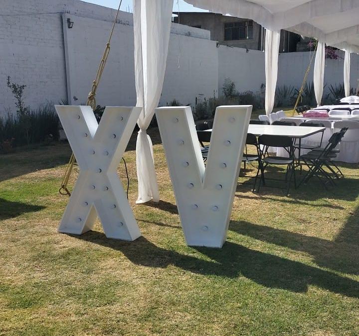 Letras decorativas gigantes iluminadas