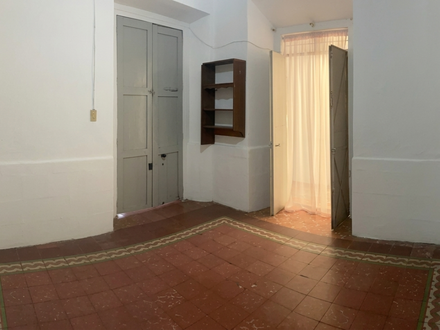 casa en renta, un piso, espacios amplios. zona oblatos-san juan de dios